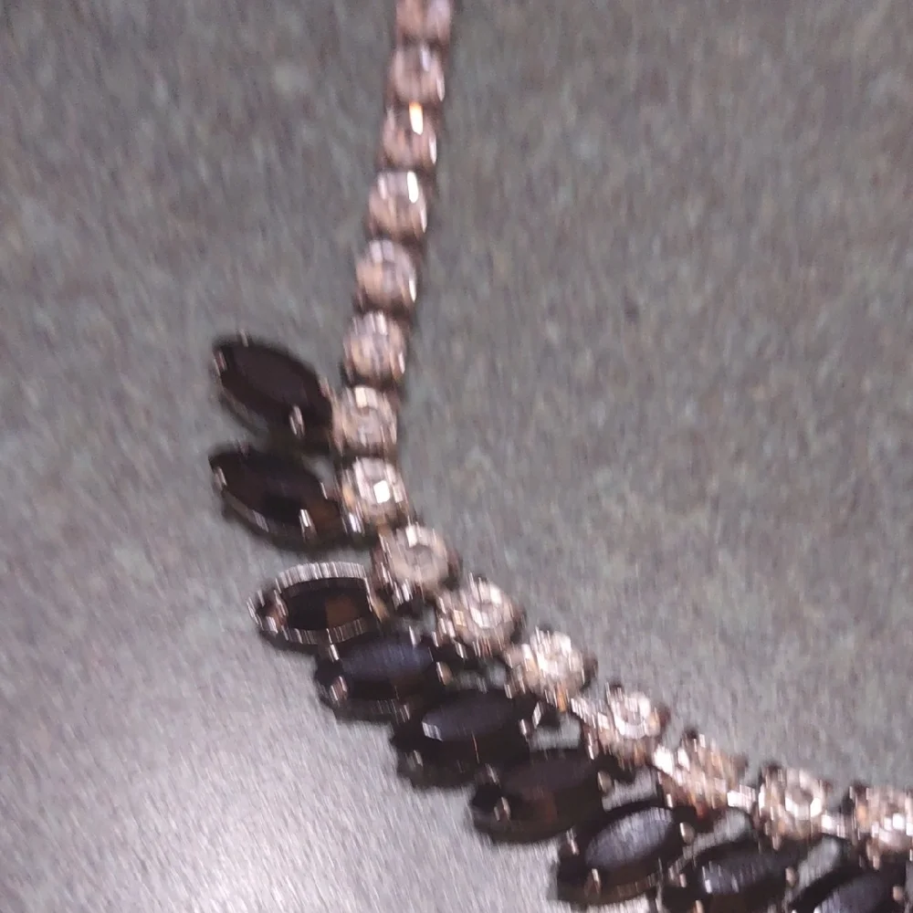 Elegant Black and Silver Necklace - Picture 5 of 5